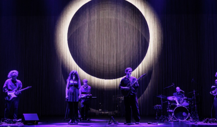 Vecsei H. Miklós és a QJÚB: Ázott hajában hét halott bogár ragyog